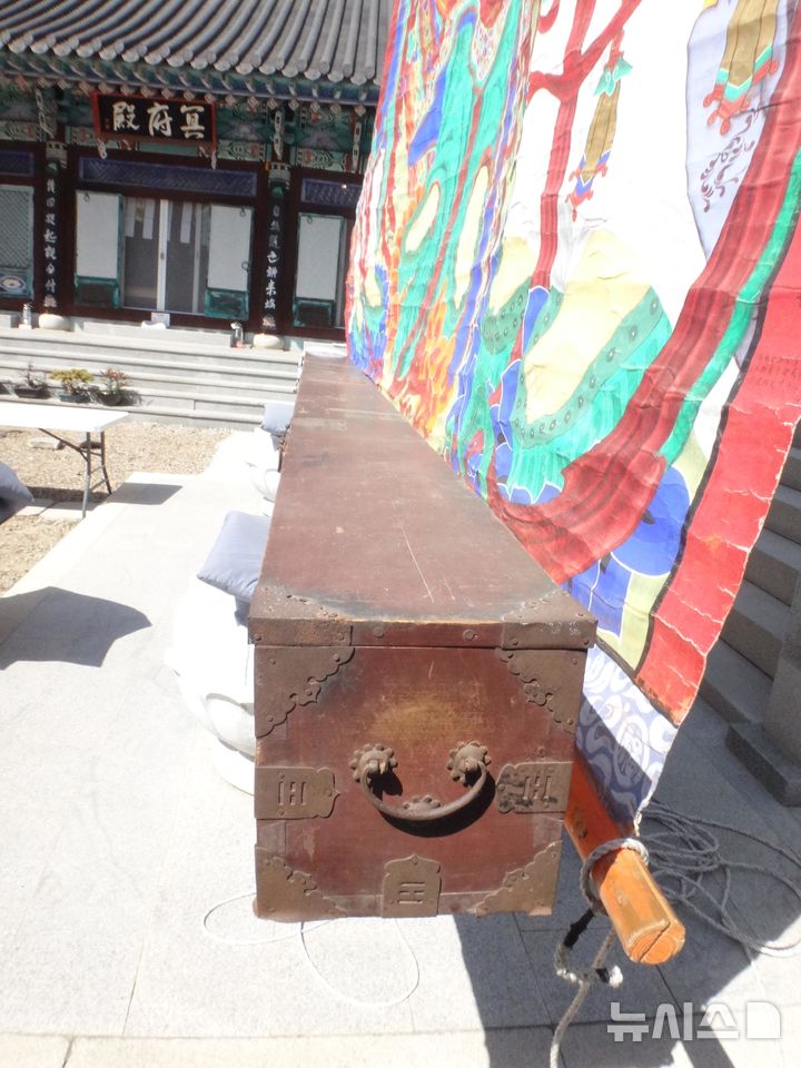 [진주=뉴시스]경남도가 2일 경상남도 등록문화유산으로 등록 예고한 '진주 호국사 괘불도'를 보관하는 괘불함.(사진=경남도 제공) 2025.10.02. photo@newsis.com
