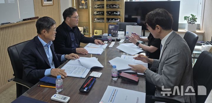 [세종=뉴시스]한전KDN은 지난 29일, 서울 서초구 법무법인 백송 사무실에서 2025년 청렴시민감사관 위촉 및 정기회의를 개최했다. 신규 청렴시민감사관에는 박윤해 변호사, 정원진 변호사, 김성균 참 회계법인 대표 등이 위촉됐다.(사진=한전KDN 제공)