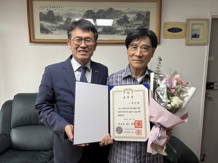 [창원=뉴시스]경남동부보훈지청, 고(故)정순업 지사 포상 전수.(사진=경남동부보훈지청 제공) 2025.10.02.photo@newsis.com *재판매 및 DB 금지