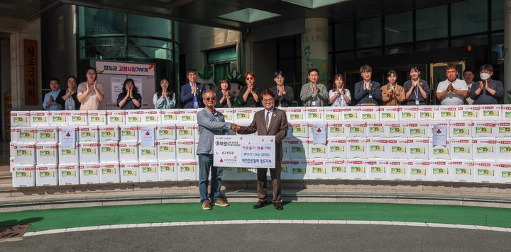 [청도=뉴시스] 대한한돈협회 청도지부는 추석명절을 맞아 지역 소외계층에 전달해달라며 500만원 상당의 돼지고기 330박스(박스당 1.2㎏)를 청도군에 기탁했다고 2일 밝혔다. (사진=청도군 제공) 2025.10.02. photo@newsis.com *재판매 및 DB 금지