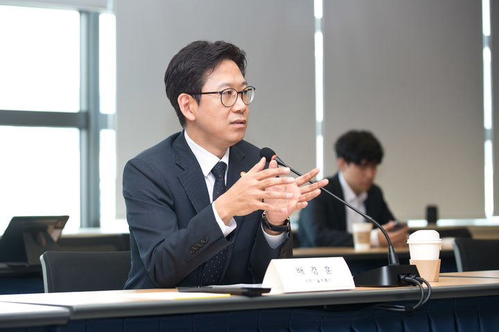 [서울=뉴시스] 배경훈 부총리 겸 과학기술정보통신부 장관이 2일 오전 서울 종로구 광화문교보빌딩 국가과학기술자문회의 대회의실에서 네이버, 카카오, 쿠팡, 우아한형제들 등 플랫폼사 CEO CISO들과 정보보호 강화 방안을 논의했다. (사진=과기정통부 제공) *재판매 및 DB 금지