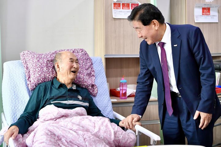 [횡성=뉴시스] 추석명절 취약계층 위문. (사진=횡성군 제공) 2025.10.02. photo@newsis.com *재판매 및 DB 금지