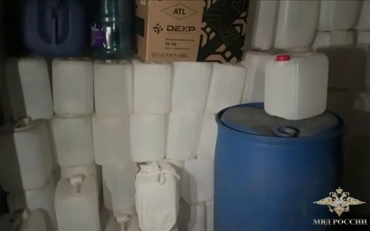 [뉴시스] 러시아 당국이 압수한 불법 보드카. (사진=East2West) 2025.10.2 *재판매 및 DB 금지