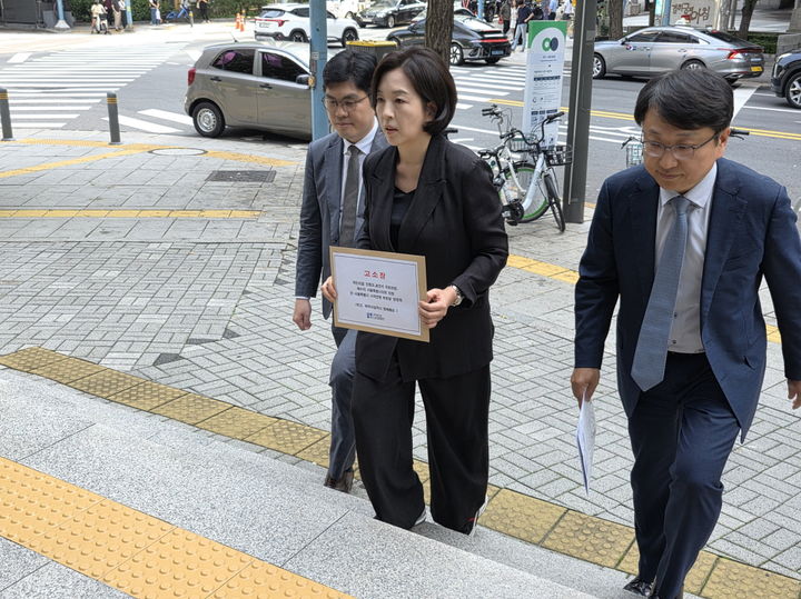 [서울=뉴시스] 고소장 제출하는 김경 서울시의회 문화체육관광위원장. 2025.10.02. kimsy@newsis.com *재판매 및 DB 금지