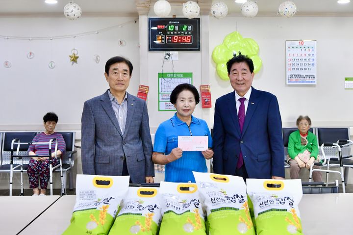 [횡성=뉴시스] 추석명절 취약계층 위문품 전달. (사진=횡성군 제공) 2025.10.02. photo@newsis.com *재판매 및 DB 금지