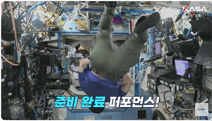 [서울=뉴시스] 한국계 우주비행사 조니 킴이 무중력 상태를 보여주는 모습. 현재 국제우주정거장에서 임무를 수행 중이다. (사진=우주항공청 유튜브 갈무리) 2025.10.02. photo@newsis.com *재판매 및 DB 금지