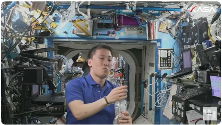 [서울=뉴시스] 한국계 우주비행사 조니 킴이 표면장력으로 완벽한 구처럼 뭉쳐진 물방울을 보여주는 모습. 현재 국제우주정거장에서 임무를 수행 중이다. (사진=우주항공청 유튜브 갈무리) 2025.10.02. photo@newsis.com *재판매 및 DB 금지