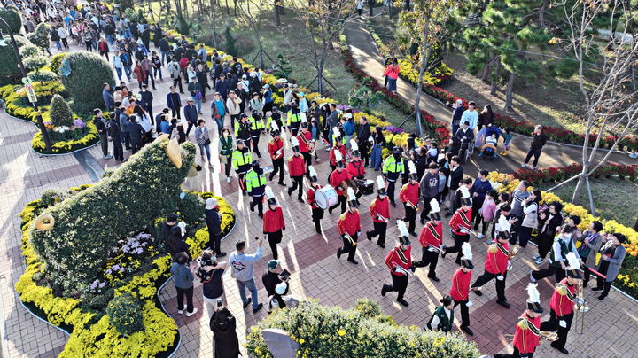 [창원=뉴시스] 강경국 기자 = 제24회 마산가고파국화축제 국화드림퍼레이드. (사진=창원시청 제공). 2025.10.02. photo@newsis.com *재판매 및 DB 금지