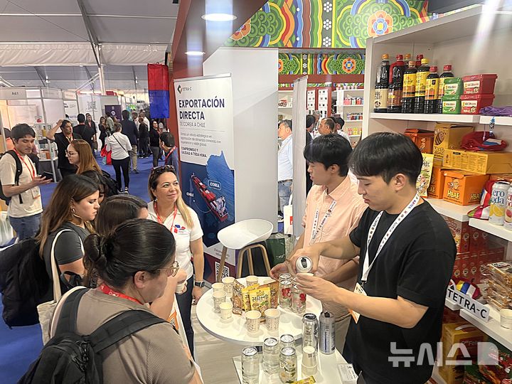 [시흥=뉴시스] 칠레 식품박람회 참석 학생들이 관람객들에게 우리 제품에 대해 설명하고 있다. (사진=한국공대 제공).2025.10.02. photo@newsis.com *재판매 및 DB 금지