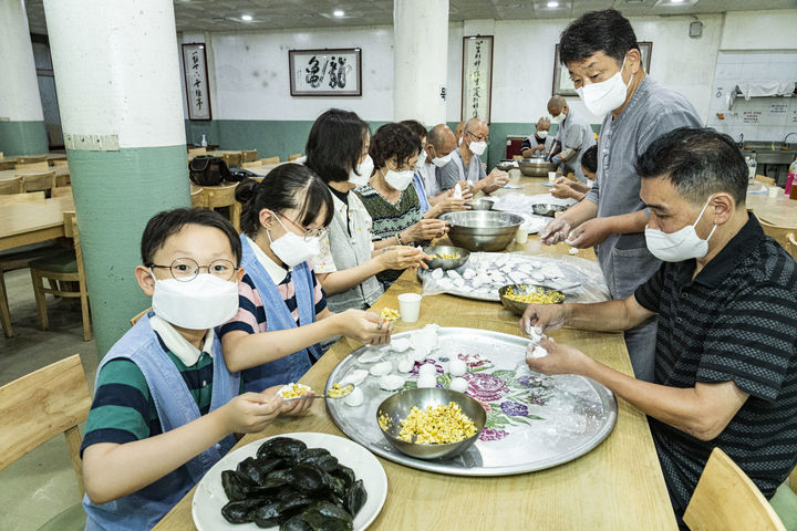 [서울=뉴시스] 쌍계사 송편빚기 (사진=한국불교문화사업단 제공0 2025.10.02. photo@newsis.com *재판매 및 DB 금지