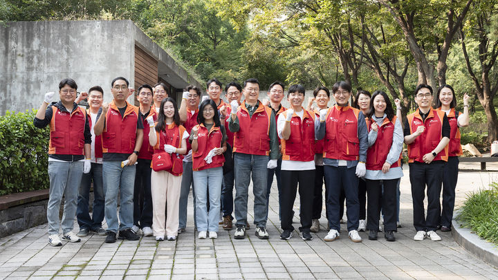 [서울=뉴시스] SK네트웍스 이호정 대표(앞줄 가운데)와 임직원들이 지난 1일 추석 앞두고 서울 남산공원서 환삼덩굴 등 생태계 교란식물 제거 봉사활동을 하고 기념촬영을 하고 있다. (사진=SK네트웍스 제공) 2025.10.02 photo@newsis.com *재판매 및 DB 금지