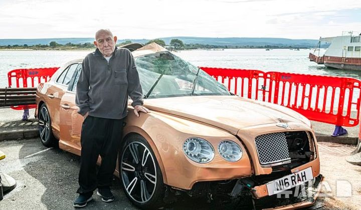 [뉴시스]30일(현지시간) 영국 샌드뱅크스 항구에서 자신의 벤틀리 차량과 함께 바다에 추락한 로버트 힐 씨가 선루프를 통해 구조됐다. (사진=데일리메일) 2025.10.01 