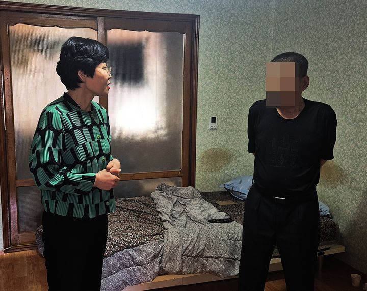 [수원=뉴시스] 국가유공자 위문. (사진=경기남부보훈지청 제공) 2025.10.02. photo@newsis.com *재판매 및 DB 금지