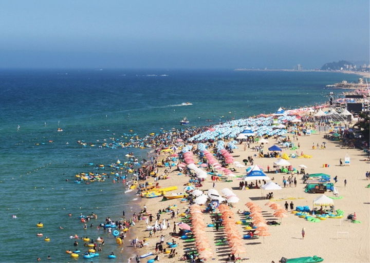 [춘천=뉴시스] 2일 강원특별자치도(도지사 김진태)와 강원관광재단은 빅데이터 기반의 강원관광 동향분석을 통해 밝힌 자료에 따르면 지난 8월 관광객은 1855만4000명으로 1537만3837명이 방문한 전월 대비 20.7% 증가했다 고 밝혔다. 사진은 강릉 경포헤수욕장. 강원특별자치도 제공. *재판매 및 DB 금지