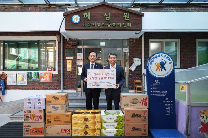 [서울=뉴시스] 이두희 국방부 차관은 2일 추석 명절을 앞두고 서울 용산구 소재 아동복지시설인 혜심원을 찾아 간식과 위문금을 전달했다. (사진=국방부 제공) 2025.10.02. photo@newsis.com *재판매 및 DB 금지