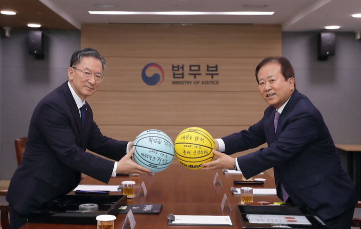 [서울=뉴시스] WKBL과 법무부 교정본부의 업무협약 체결. (사진=WKBL 제공) *재판매 및 DB 금지