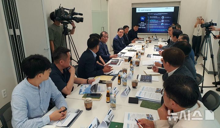 [창원=뉴시스] 강경국 기자 = 더불어민주당 허성무 국회의원이 2일 오전 경남 창원시 성산구 한국자동차연구원 수소동력연구본부를 방문해 김명환 본부장 등으로부터 수소 기반 무기체계 연구개발 현황 설명을 듣고 있다. 2025.10.02. kgkang@newsis.com