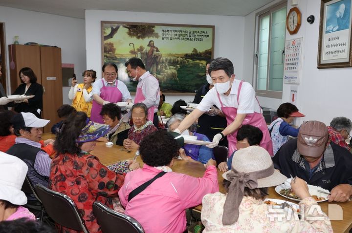 [포항=뉴시스] 송종욱 기자 = 이강덕 포항시장이 추석 연휴를 앞둔 2일 북구 용당로 무료급식소 '만나의집'에서 어르신들에게 배식하고 있다. (사진=포항시 제공) 2025.10.02. photo@newsis.com 