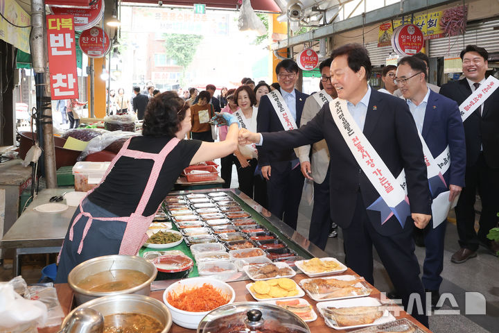 [김해=뉴시스 박완수 경남도지사가 추석 연휴를 하루 앞둔 2일 김해 동상시장을 찾아 시장 상인과 악수하고 있다. (사진=경남도 제공) 2025.10.02. photo@newsis.com