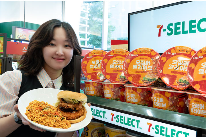 [서울=뉴시스] 세븐일레븐 오징어 얼라이브 매콤볶음면. (사진=세븐일레븐 제공) *재판매 및 DB 금지