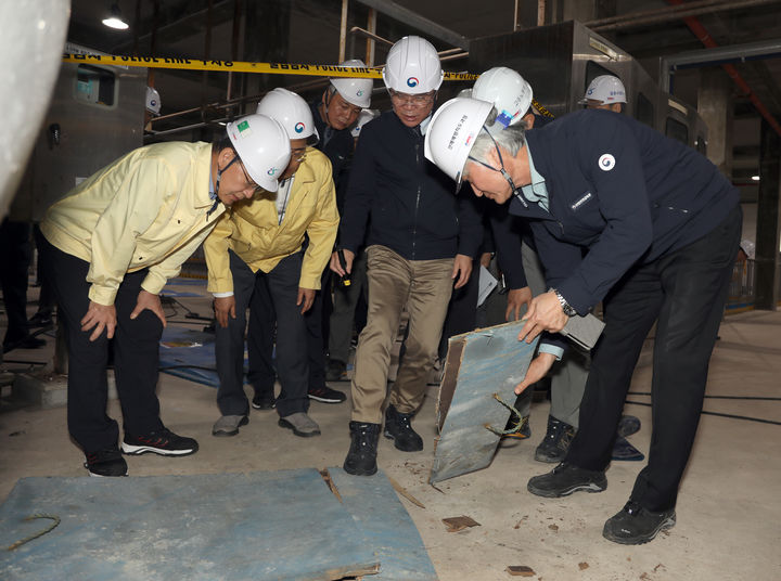 [서울=뉴시스] 김영훈 고용노동부 장관이 지난달 30일 하청업체 소속 청소노동자 A(57)씨가 숨진 인천 서구 공촌하수처리장을 점검하고 있다. 2025.10.02. (사진=고용노동부 제공) *재판매 및 DB 금지