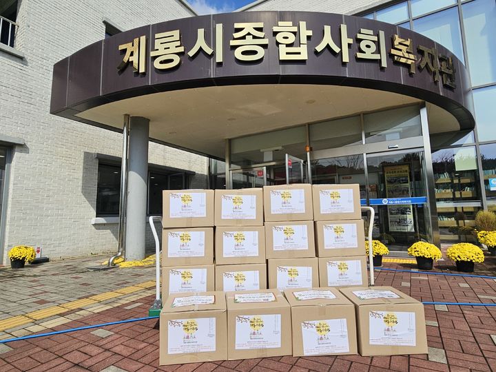 [계룡=뉴시스]계룡시종합사회복지관은 2일 추석 명절을 맞아 도움이 필요한 이웃에 생필품, 식료품 등으로 구성된 명절 꾸러미를 전달했다. 2025. 10. 02 photo@newsis.com *재판매 및 DB 금지