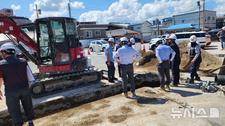 [울진=뉴시스] 안병철 기자 = 경북 울진군이 추석 명절 대비 하수도시설을 점검하고 있다.(사진=울진군 제공) 2025.10.02. photo@newsis.com