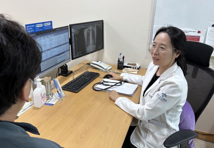 [부산=뉴시스] 부산 좋은강안병원 이가영 가정의학과장이 진찰을 하고 있다. (사진=좋은강안병원 제공) 2025.10.06. photo@newsis.com *재판매 및 DB 금지