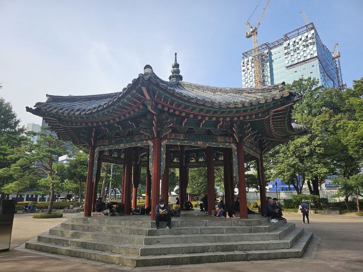 [서울=뉴시스] 조수원 기자 = 지난 2일 서울 종로구 탑골공원에서 노인들이 시간을 보내고 있는 모습. 2025.10.03. tide1@newsis.com *재판매 및 DB 금지