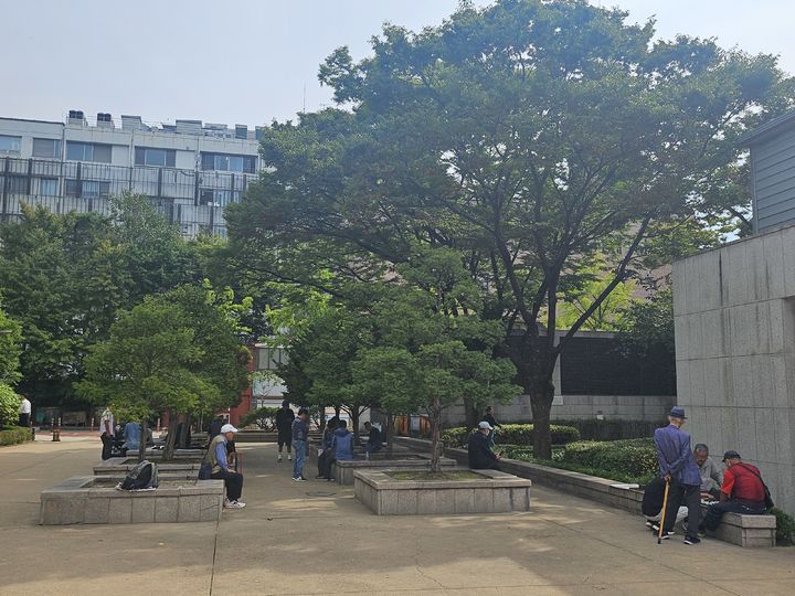 [서울=뉴시스] 조수원 기자 = 지난 2일 서울 종로구 종묘광장공원에서 노인들이 시간을 보내고 있는 모습. 2025.10.03. tide1@newsis.com *재판매 및 DB 금지