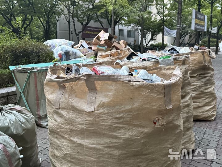 [서울=뉴시스] 박나리 수습기자 = 추석 명절 시작을 앞둔 2일 오전 서울 양천구 소재 한 아파트단지에 명절 선물 등으로 인해 대량의 쓰레기가 배출돼 놓여 있다. 2025.10.02. parknr@newsis.com