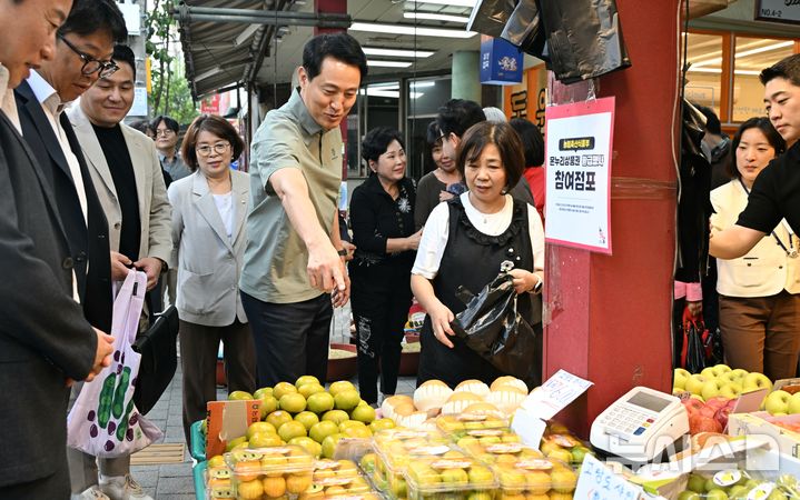 [서울=뉴시스]오세훈 서울시장이 구로구 고척근린시장을 방문해 장바구니 물가를 점검하고 있다.