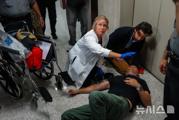 [올가페도로바=AP/뉴시스] 30일(현지 시간) 뉴욕 이민 법원에서 ICE요원에게 밀려 바닥에 머리를 부딪힌 튀르키예 사진 기자 부랄 엘리볼이 의료진에게 응급처치를 받고 있다. 2025.9.30