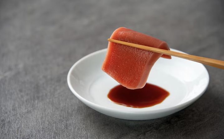 [서울=뉴시스] DM 미쓰이제당이 개발한 식물성 참치. (사진출처: 니혼게이자이신문 캡처) 2025.10.02. 