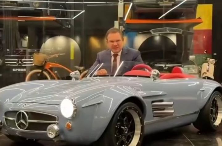 [서울=뉴시스] 독일 메르세데스-벤츠가 1950년대 제작한 전설적 스포츠카 'SL300'을 축소한 어린이용 전기 스포츠카를 출시했다. (사진 = 오디티센트럴 캡처) 2025.10.02. *재판매 및 DB 금지