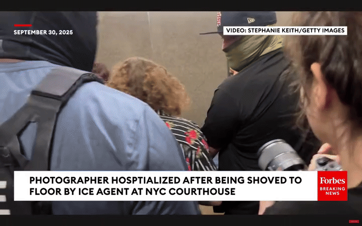 [뉴시스]ICE 요원이 취재 중인 am뉴욕의 기자를 엘리베이터에서 끌어내리고 프리랜서 여성 기자와 튀르키예 영상 기자를 바닥에 밀친다. (사진=포브스 유튜브 영상 캡처) 2025.9.30 *재판매 및 DB 금지