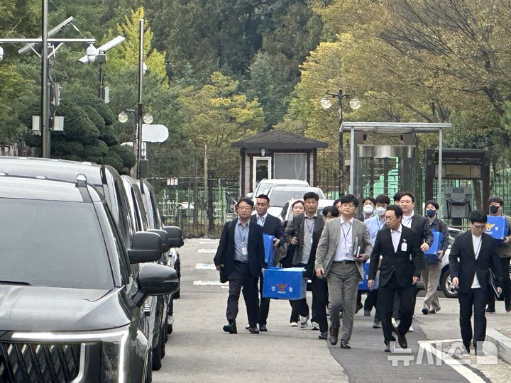 [대전=뉴시스] 김도현 기자 = 2일 오후 대전 유성구 국가정보자원관리원 화재와 관련해 전담수사팀이 국정자원 압수수색물을 들고 차량으로 이동하고 있다. 2025.10.02.kdh1917@newsis.com
