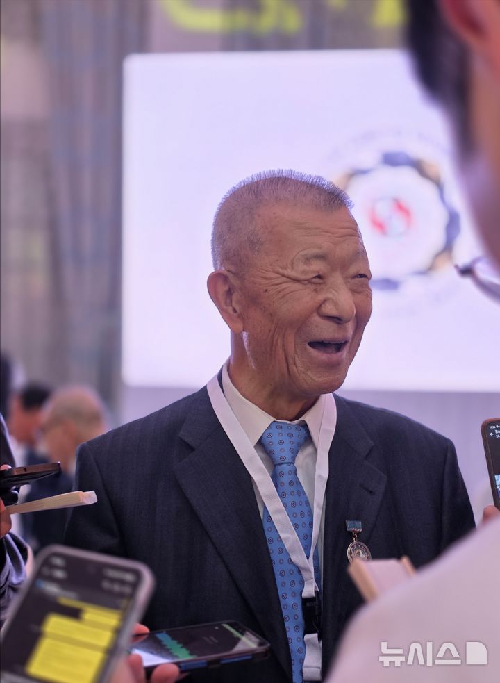 [알마티(카자흐스탄)=뉴시스] 고려인 2세 전 알렉산드르 페도로비치(79)가 12일(현지 시간) 오후 카자흐스탄 알마티에서 열린 고려인협회 창립 35주년 기념 행사에 참석해 한국 취재진과 인터뷰하면서 환하게 웃고 있다. (사진=주식회사 JRB 제공) 2025.09.12. photo@newsis.com