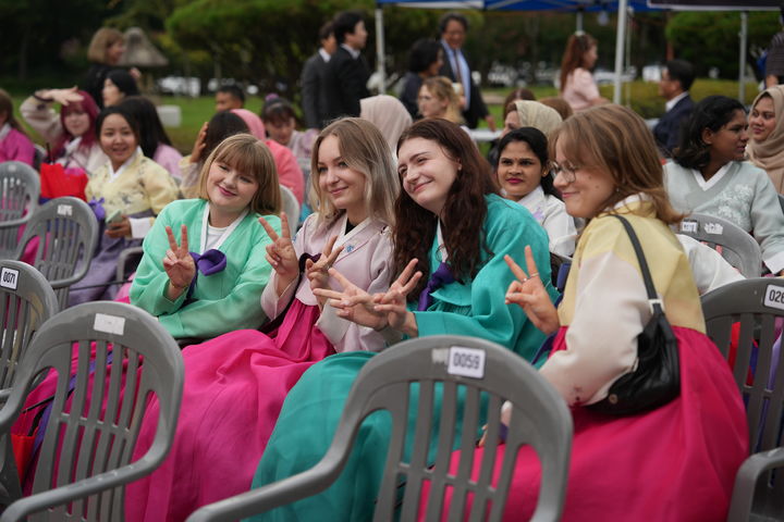 [대구=뉴시스] 대구 달서구성서종합사회복지관은 지역 이주민들을 위한 특별한 명절 행사인 '달빛을 찾아'를 계명대학교 행소박물관에서 개최했다. (사진=달서구성서종합사회복지관 제공) 2025.10.05. photo@newsis.com *재판매 및 DB 금지