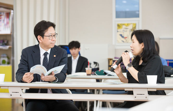 [서울=뉴시스] 배경훈 부총리 겸 과학기술정보통신부 장관(오른쪽)이 2일 오후 서울 용산구 영락애니아의집을 방문했다. (사진=과기정통부 제공) *재판매 및 DB 금지