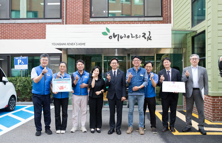 배경훈 부총리 겸 과학기술정보통신부 장관이 2일 오후 서울 용산구 영락애니아의집을 방문해 조지영 영락애니아의집 시설장에게 위문물품을 전달했다. 왼쪽부터 여경진 국가공무원노동조합 국립전파연구원 지부장, 유윤희 국가공무원노동조합 사무총장, 정현석 국가공무원노동조합 위원장, 조지영 영락애니아의집 시설장, 배경훈 부총리, 송영섭 전국공무원노동조합 과학기술정보통신부 지부장, 김상진 국가공무원노동조합 중앙전파관리소 지부장, 최문기 운영지원과장, 조선학 대변인. (사진=과기정통부 제공) *재판매 및 DB 금지