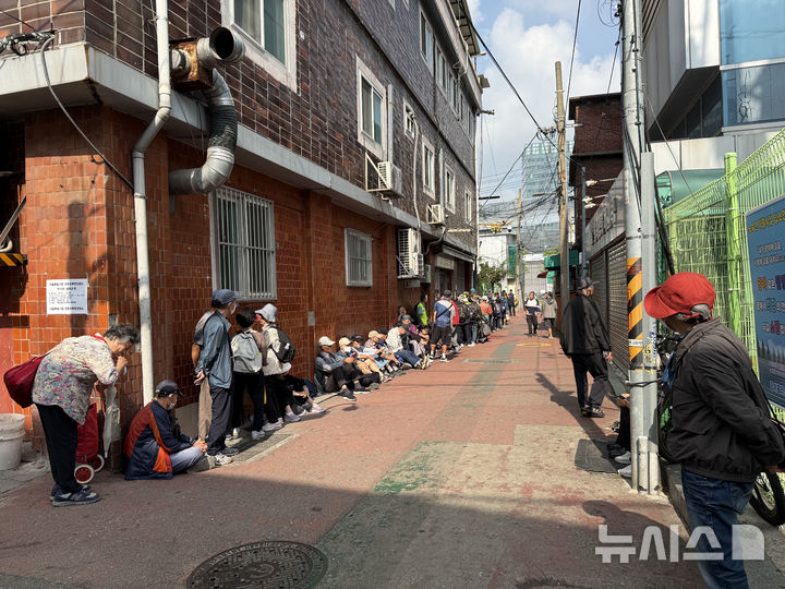 [서울=뉴시스] 박나리 수습기자 = 추석 연휴를 앞둔 1일 오전 배식을 기다리는 노인들이 서울 영등포구의 무료 급식소 토마스의 집 앞에 길게 줄지어 서 있다. 2025.10.01 parknr@newsis.com *재판매 및 DB 금지