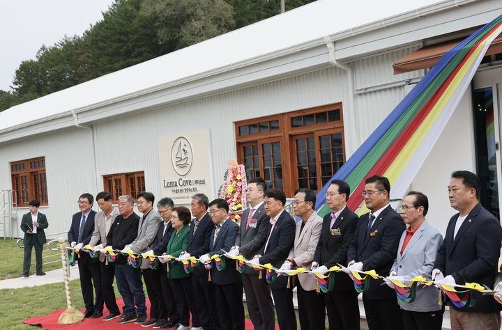 [청주=뉴시스] 2일 충북 괴산군 청천면 옛 엽연초 창고에서 열린 '루마코브' 준공식에서 김영환 충북지사 등 참석자들이 테이프 커팅을 하고 있다. (사진=충북도 제공) 2025.10.02. photo@newsis.com *재판매 및 DB 금지