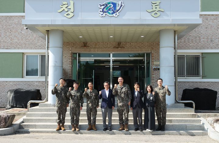 [강릉=뉴시스] 2일 강릉시가 육군23경비여단 등지역 내 군부대 9곳을 대상으로 위문을 하고 있다.(사진=강릉시 제공)photo@newsis.com *재판매 및 DB 금지