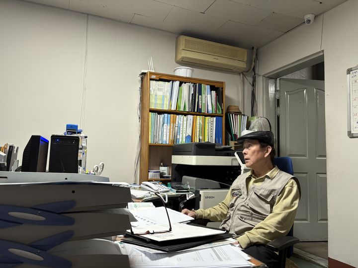 [서울=뉴시스] 김민수 수습기자=지난달 30일 서울 관악구 한 아파트 관리사무소에서 관리소장 조득연씨가 뉴시스와 인터뷰를 하고 있다. 2025.10.05. jmmda@newsis.com *재판매 및 DB 금지