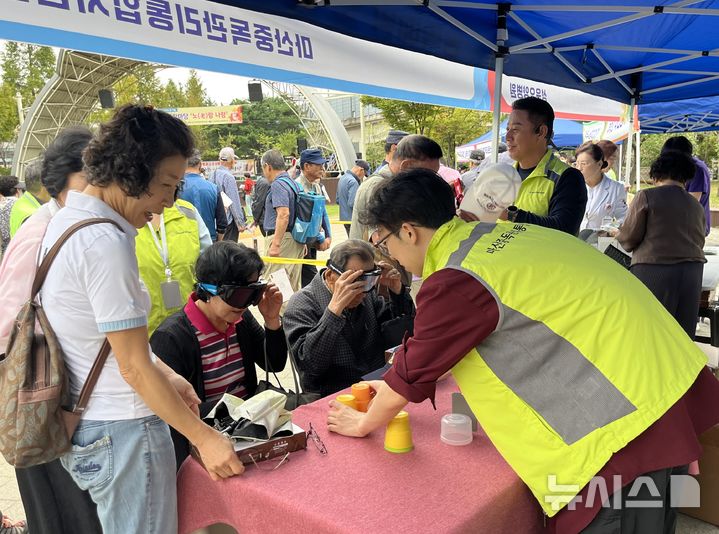 [창원=뉴시스]2일 마산회원노인종합복지관 인근에서 열린 노인의 날 기념 경로한마당 '노(老)랑 나랑' 행사에 참석한 어르신들이 중독 상담 및 음주고글 체험을 하고 있다.(사진=마산회원노인종합복지관 제공) 2025.10.02. photo@newsis.com