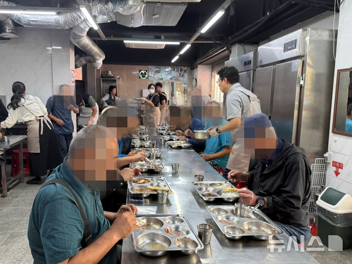 [서울=뉴시스] 박나리 수습기자 = 추석 연휴를 앞둔 1일 오전 서울 영등포구의 무료 급식소 토마스의 집에서 시민들이 식사를 하고 있다. 2025.10.01 parknr@newsis.com *재판매 및 DB 금지