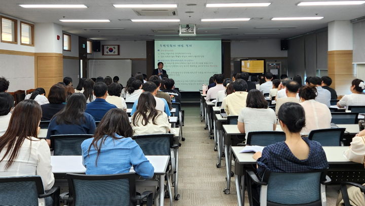 [임실=뉴시스] 지난 1일 임실군청에서 열린 국민권익위원회 김종재 특이민원시민상담관이 초청강사로 나선 '특이 민원 대응 역량강화 교육'이 진행되고 있다. *재판매 및 DB 금지