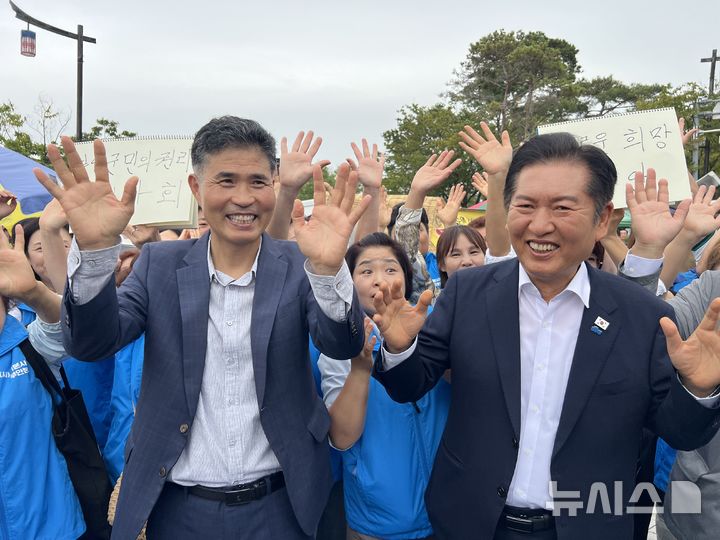 [김제=뉴시스] 김민수 기자= 2일 더불어민주당 정청래 대표(오른쪽)와 이원택 전북도당위원장이 전북 김제전통시장에서 '추석 장보기' 행사를 갖은 가운데 지지자와 시민에게 인사를 하고 있다. 2025.10.02 (사진= 더불어민주당 전북도당 제공) *재판매 및 DB 금지