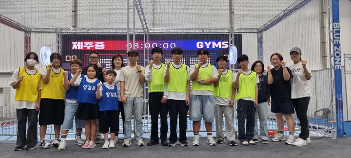 [화성=뉴시스]양감초·중학교 드론팀 선수들이 함께 기념촬영을 하고 있다.(사진=화성오산교육지원청 제공)2025.10.02.photo@newsis.com *재판매 및 DB 금지